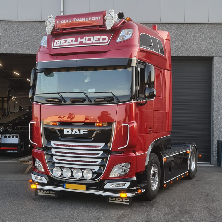 Talmu lamp yellow mounted on a DAF XF 106 from Geelhoed - Danish daytime running light - EAN: 6416386134316