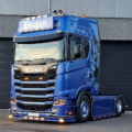 Scania Next Gen vrachtwagen met oranje glas dubbelbrander op de grille