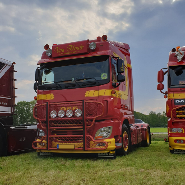 DAF XF vrachtwagen met een RVS toeter