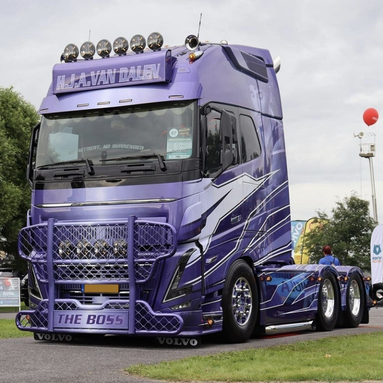 Volvo FH5 truck with a Nedking stainless steel air horn 95cm