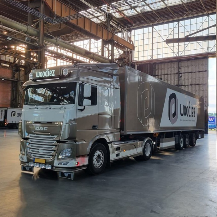DAF XF vrachtwagen met vierkante / classic lichtbak - Nedking LED lichtbak 130x30cm - EAN: 6090432523592