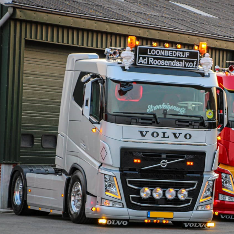 Volvo FH4 LKW mit quadratischem / classic Leuchtkasten - Nedking LED Leuchtkasten 130x40 cm - EAN: 6090432717779