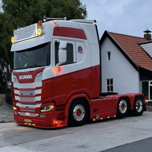 Scania Next Gen vrachtwagen met vierkante / classic lichtbak - Nedking LED lichtbak 140x40cm - EAN: 6090432717779