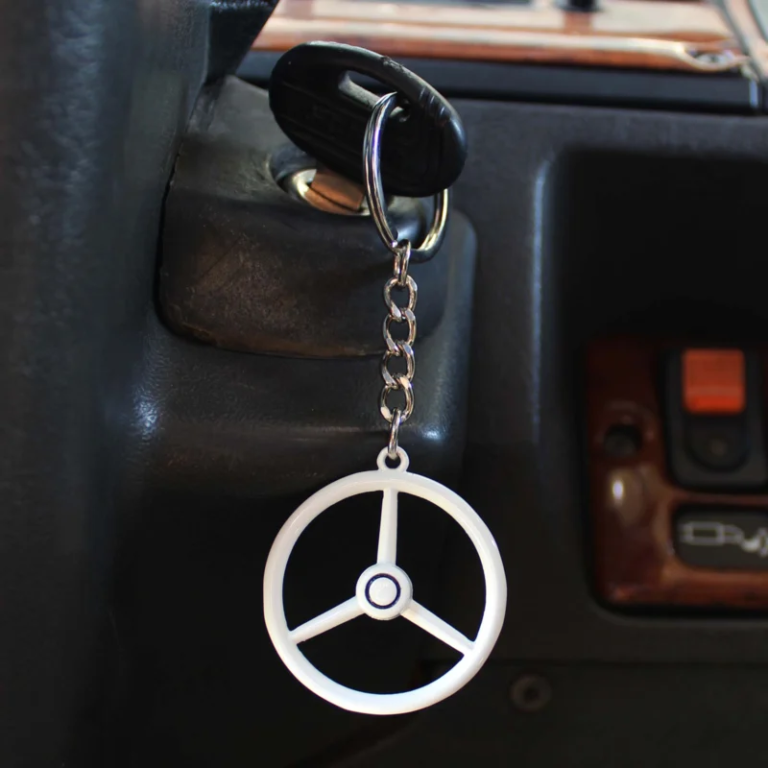 Old-school keychain with 3-spoke steering wheel WHITE - Nedking brand keychain - EAN: 6090550054053