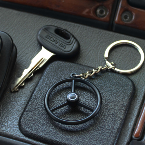 Oldskool Schlüsselanhänger mit 3-Speichen-Lenkrad und Hupenkappe - Schlüsselanhänger der Marke Nedking - EAN: 6090550035083