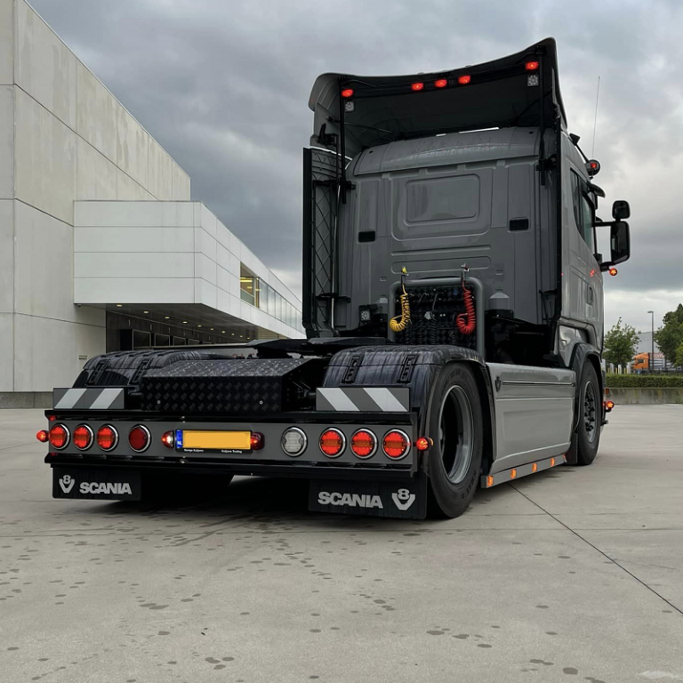 Scania Next Gen Heckstoßstange mit montiertem AEB Rückfahrlicht - EAN: 5414184270053