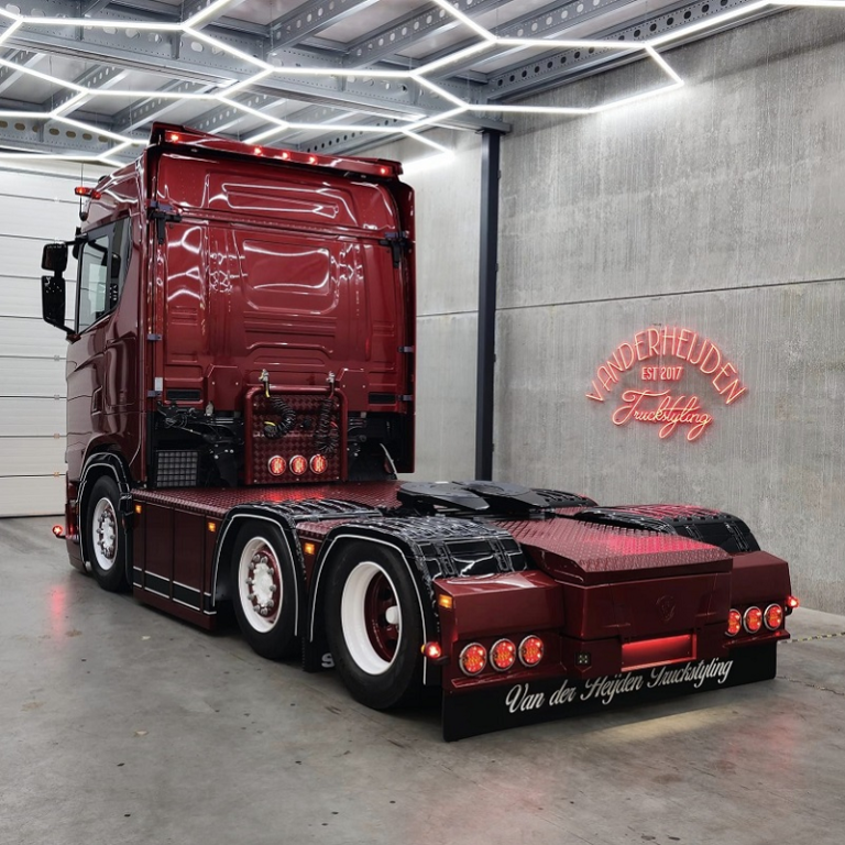 Scania Next Gen Heckstoßstange mit montiertem AEB Hamburger Rücklicht - EAN: 5414184270015