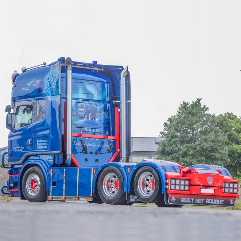 Scania LKW mit verschiedenen Arten von Strands Beleuchtung
