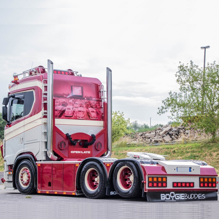 Scania LKW mit verschiedenen Arten von Strands Beleuchtung