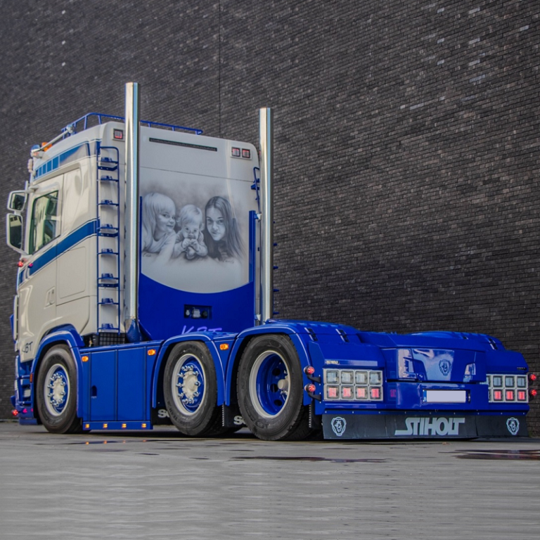 Scania LKW mit verschiedenen Arten von Strands Beleuchtung