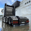 Scania vrachtwagen met diverse soorten Strands verlichting