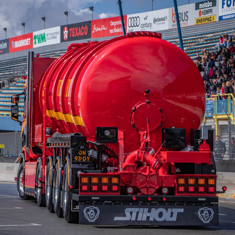 Scania LKW mit verschiedenen Arten von Strands Beleuchtung - Foto vom Truckstar Festival Assen 2023