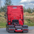 Vrachtwagen uit België met een Deense achterbumper die voorzien is van diverse soorten Strands verlichting