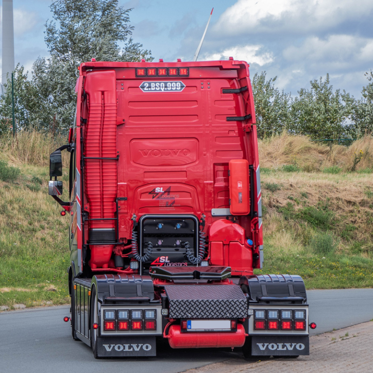 LKW aus Belgien mit einer dänischen Stoßstange, die mit verschiedenen Arten von Strands-Beleuchtung ausgestattet ist