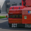 Vrachtwagen uit België met een Deense achterbumper die voorzien is van diverse soorten Strands verlichting