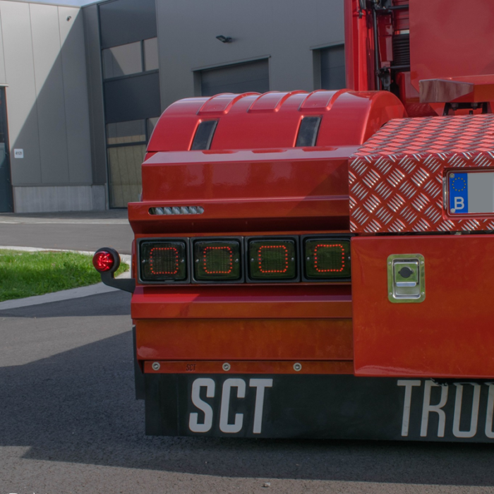 Vrachtwagen uit België met een Deense achterbumper die voorzien is van diverse soorten Strands verlichting