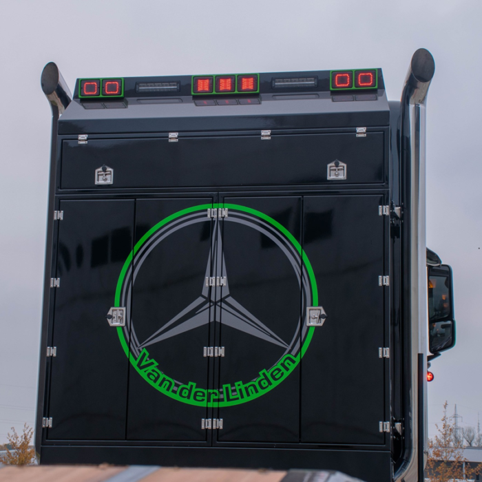 Mercedes vrachtwagen uit België met een Deense achterbumper die voorzien is van diverse soorten Strands verlichting