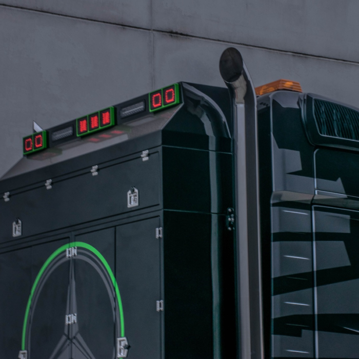 Mercedes vrachtwagen uit België met een Deense achterbumper die voorzien is van diverse soorten Strands verlichting