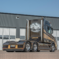 Scania vrachtwagen met Torpedo neus en Deense achterbumper die voorzien is van diverse soorten Strands verlichting