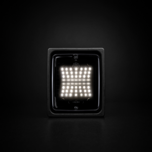 Strands IZE LED Rücklicht mit Rückfahrlichtfunktion in Dark Knight-Version – Rücklicht dänische Stoßstange geeignet für 24 Volt / LKW-Einsatz – mit ECE R23-Gütezeichen – Strands 800634 – EAN: 7323030187903