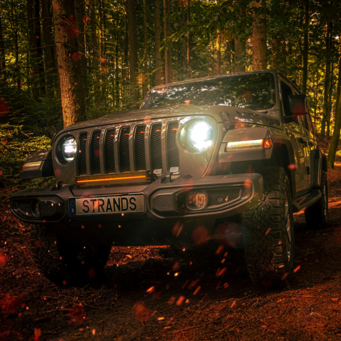 Jeep met de Strands 809403 gemonteerd op de voorbumper - verlichting die boven het kenteken zit gemonteerd