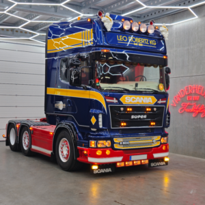 Scania-LKW mit diversen Zusatzlampen – hergestellt von van der Heijden Truckstyling aus Boxtel