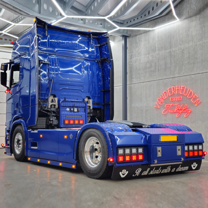 Scania Next Gen vrachtwagen met diverse extra lampen - gemaakt door van der Heijden Truckstyling uit Boxtel