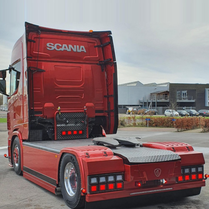 Scania Next Gen LKW mit diversen Zusatzscheinwerfern - gebaut von van der Heijden Truckstyling aus Boxtel