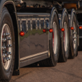 Vrachtwagen sideskirt met LED breedtelamp