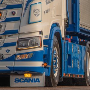 Scania V8 vrachtwagen met ORANJE DRL unit en breedtelamp van Gylle