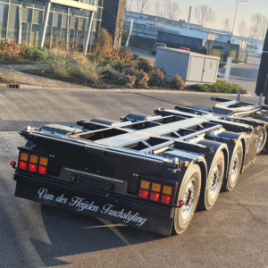 Truck trailer with width lamp and Danish rear bumper