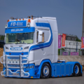 Scania vrachtwagen met diverse soorten extra verlichting en BULLBAR