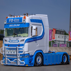 Scania-Lkw mit verschiedenen Zusatzbeleuchtungen und BULLBAR