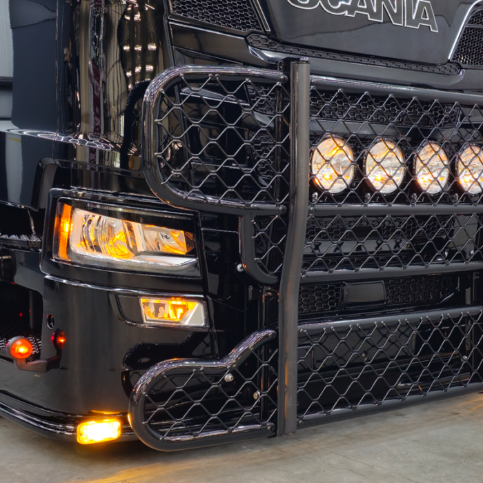 Scania vrachtwagen met diverse soorten extra verlichting en BULLBAR