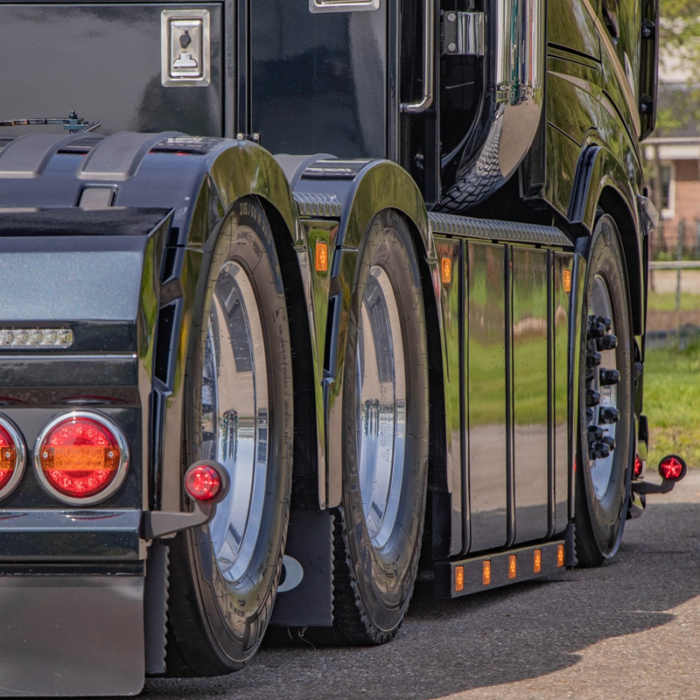 Vrachtwagen achterbumper met LED breedtelamp