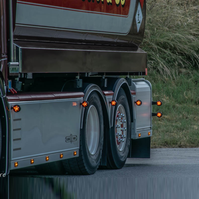 Vrachtwagen sideskirt met LED breedtelamp