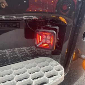 Vrachtwagen instap bak met hele felle LED werklamp van het merk Strands - werklamp is voorzien van een rood standlicht