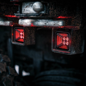 SUV opstap voor laadbak met felle LED werklamp van het merk Strands - werklamp is voorzien van een rood standlicht