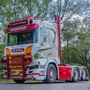 LKW mit schwedischer LED-Breitlampe der Marke Gylle