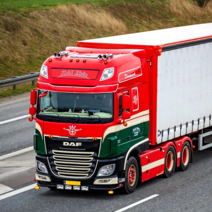 DAF XF 106 LKW mit Vorlaufachse mit 4 Hadley Hörnern auf dem Dach