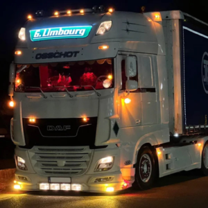 Volvo-LKW mit Dachfenster links