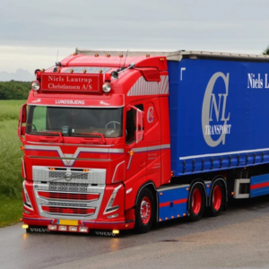 Volvo-LKW mit Dachfenster
