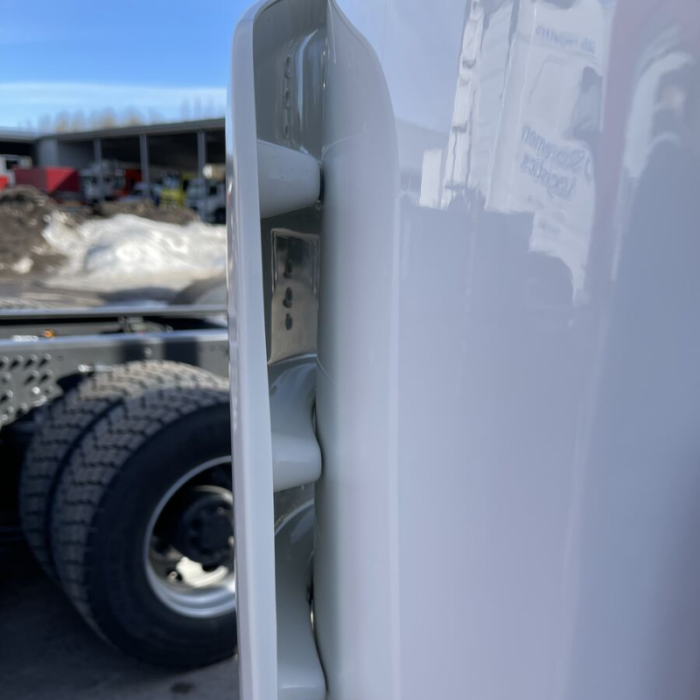 Schmutzabweiser montiert an einem Volvo FH5 - Vepro 4405S