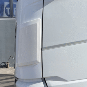 Schmutzabweiser an einem DAF-LKW montiert