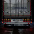 Strands Illusion achterlicht gemonteerd op een vrachtwagen