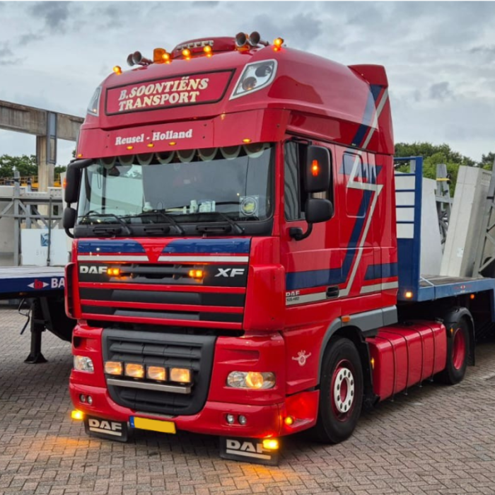 Orangefarbene Topleuchte montiert auf einem DAF LKW